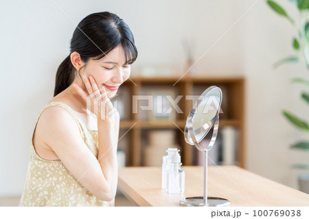 保湿を実感する女性。 100769038
