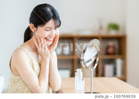 保湿を実感する女性。 100769039