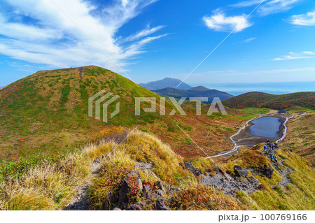 秋田駒ケ岳登山　男岳山頂からの景色 100769166