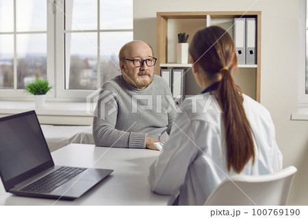 Senior man comes to the doctor's office to get a professional medical consultation 100769190