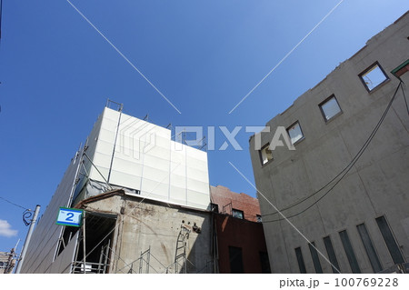ビル解体工事現場　ビル取り壊し工事中 100769228