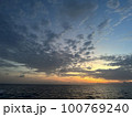 (東京都)カラフルな夕焼け 100769240