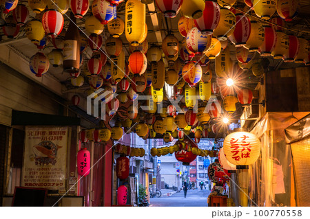 《大阪府》裏天満ちょうちん通り・飲み屋街 100770558