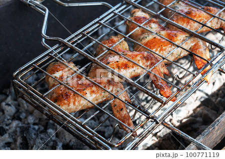 Grilling chicken wings Grilling chicken wings 100771119