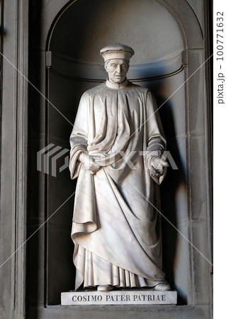 Cosimo Pater Patriae, statue in the Niches of the Uffizi Colonnade. The first half of the 19th Century they were occupied by 28 statues of famous people in Florence, Italy 100771632