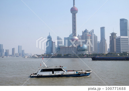 Shanghai city at morning in foggy day 100771688