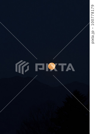 北杜市武川町、茅ヶ岳から昇る三月の満月 100778179