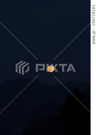 北杜市武川町、茅ヶ岳から昇る三月の満月 100778181