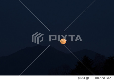 北杜市武川町、茅ヶ岳から昇る三月の満月 北杜市武川町、茅ヶ岳から昇る三月の満月 100778182