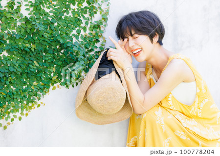 黄色いワンピースを着た若い女性 黄色いワンピースを着た若い女性 100778204