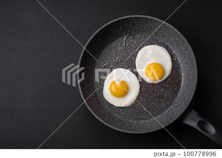 Delicious nutritious English breakfast with fried eggs and tomatoes Delicious nutritious English breakfast with fried eggs and tomatoes 100778996