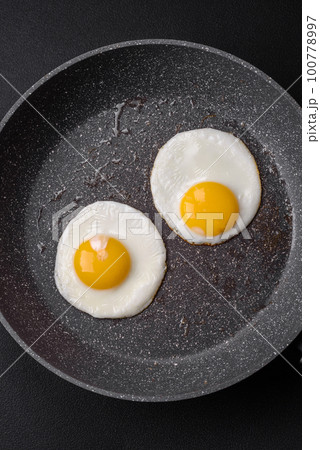 Delicious nutritious English breakfast with fried eggs and tomatoes 100778997