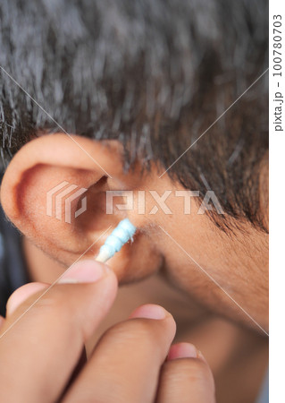 men using ear cotton bar  100780703