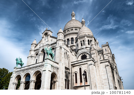 Basilica Sacre Coeur At The Montmartre Hill In Paris, France Basilica Sacre Coeur At The Montmartre Hill In Paris, France 100781140