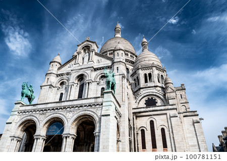 Basilica Sacre Coeur At The Montmartre Hill In Paris, France 100781151