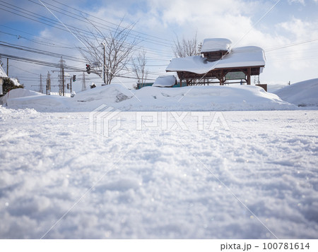 【日本】新潟、除雪された駐車場の地面と片隅に山積みとなった雪 【日本】新潟、除雪された駐車場の地面と片隅に山積みとなった雪 100781614
