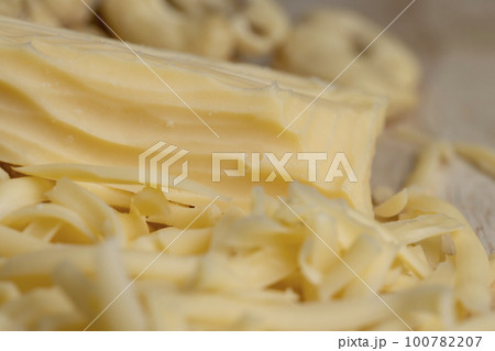 Sliced and grated hard cheese with cashew nuts 100782207