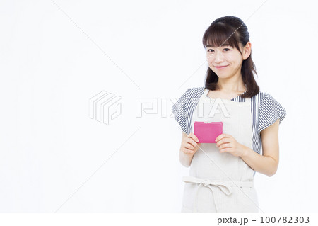 生活費のやりくりをする30代の主婦 生活費のやりくりをする30代の主婦 100782303