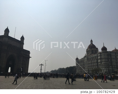 インド門とタージマハルホテル　ムンバイ　インド 100782429