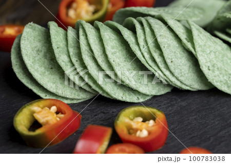 Thin and delicious green potato chips 100783038