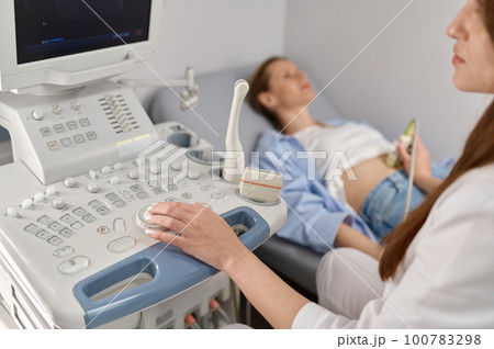 Selective focus doctor doing ultrasound of...の写真素材 [100783298] - PIXTA