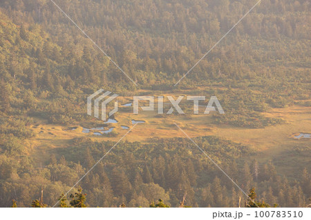 八甲田山頂から観る秋の夕暮れ毛無岱湿原（青森県青森市） 100783510