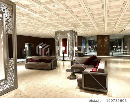 シティホテルのロビーと装花 シティホテルのロビーと装花 100783608