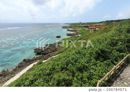沖縄　宮古島　イムギャーマリンガーデン展望台から望むシギラリゾート 100784071