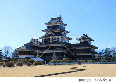 本丸御殿跡から見る松本城 本丸御殿跡から見る松本城 100784181