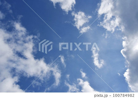 空と雲の右側から差し込む光 100784982