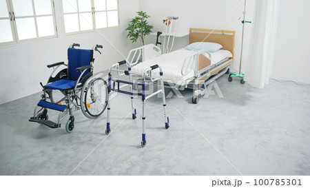 介護用品の置かれた部屋　介護ベッド　車椅子　歩行器 100785301