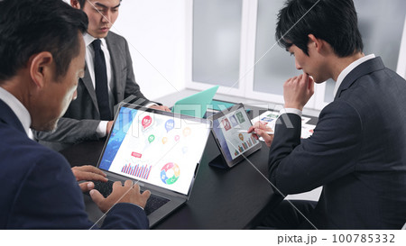 オフィスでPC作業するビジネスマンのグループ オフィスでPC作業するビジネスマンのグループ 100785332