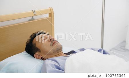 眠る入院患者 100785365