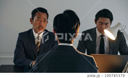 取り調べする刑事と容疑者 取り調べする刑事と容疑者 100785379