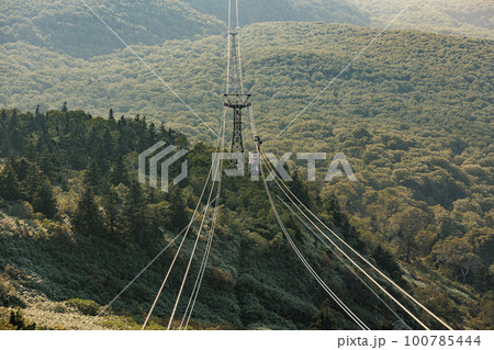 秋色の八甲田ロープウェイ山頂駅から観るロープウェイ(青森県青森市) 秋色の八甲田ロープウェイ山頂駅から観るロープウェイ(青森県青森市) 100785444