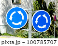 ヨーロッパの環状交差点の道路標識 100785707