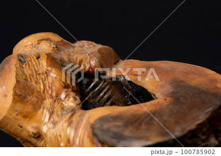 天然木のオブジェとコピースペース 100785902