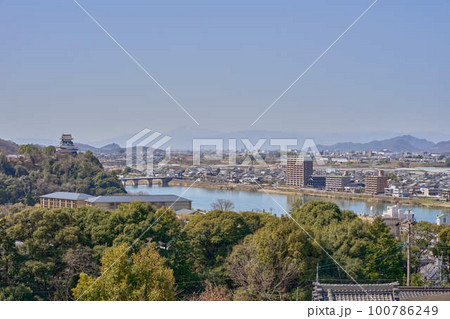 犬山成田山から見た犬山城付近の街並み 犬山成田山から見た犬山城付近の街並み 100786249