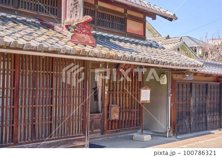 犬山城下町の趣のある日本家屋 100786321