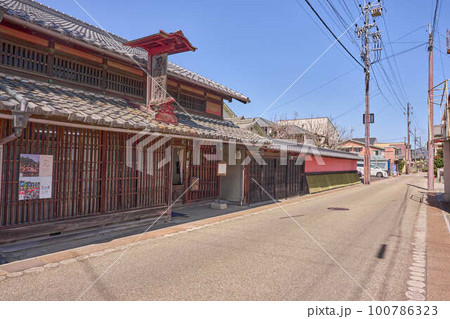 犬山城下町の趣のある日本家屋 100786323
