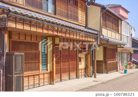 犬山城下町の趣のある日本家屋 100786325