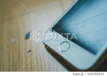 スマホを落として画面が割れた 100786833