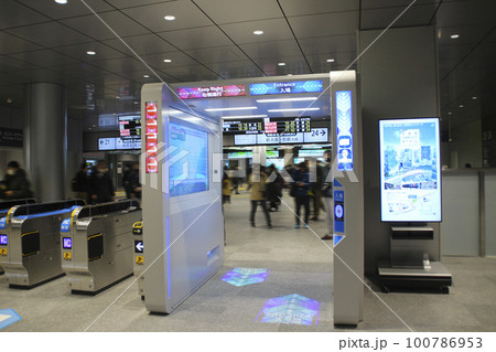 大阪駅・うめきた地下ホーム・顔認証改札機/大阪府大阪市北区大深町 大阪駅・うめきた地下ホーム・顔認証改札機/大阪府大阪市北区大深町 100786953