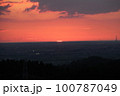 夕日が沈む瞬間の風景 100787049