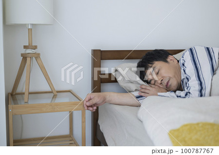 寝室で眠る50代男性,朝 寝室で眠る50代男性,朝 100787767