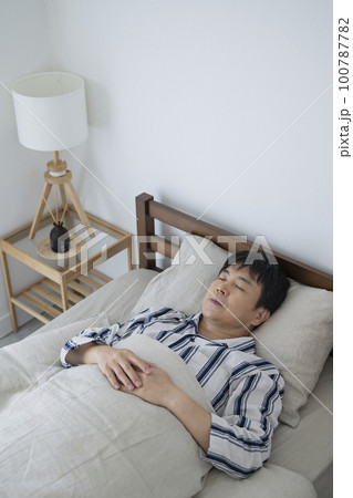 寝室で眠る50代男性,朝 100787782
