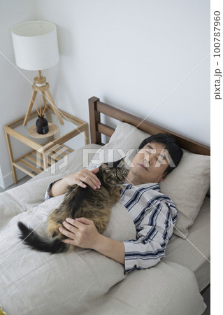 猫と眠る50代男性の写真素材 [100787960] - PIXTA