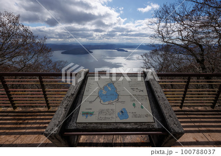秋色の御鼻部山展望台(青森県十和田市) 秋色の御鼻部山展望台(青森県十和田市) 100788037