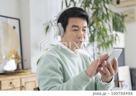 休日に自宅で音楽を聴く50代男性 休日に自宅で音楽を聴く50代男性 100788498