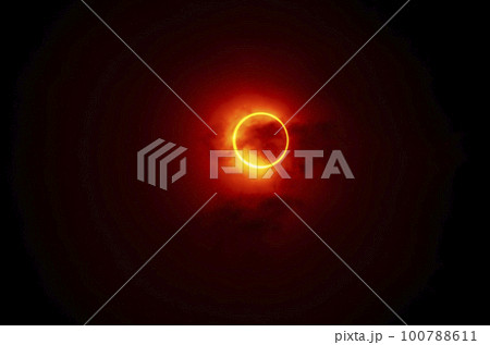 2012年東京で撮影した金環食（赤外線フィルター使用） 100788611